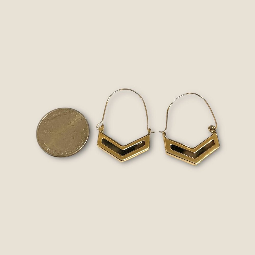 Chevron Hoop Earrings Gold & Black  Faux Tortoise Shell Design Lightweight Fashi - Picture 3 of 3